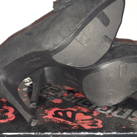 Black peep toe pumps. - Picture 5 of 5